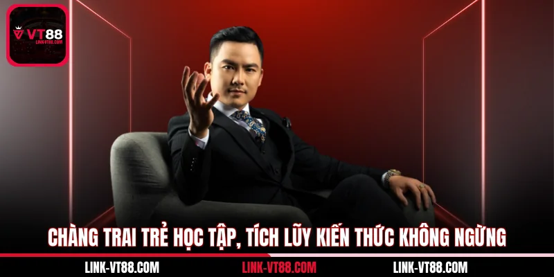 Chàng trai trẻ học tập, tích lũy kiến thức không ngừng